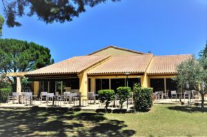 Vue générale de l'hôtel avec grand jardin