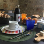 Petit-déjeuner copieux proposé aux hôtes