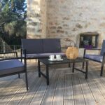 Terrasse ombragée en bois avec salon de jardin