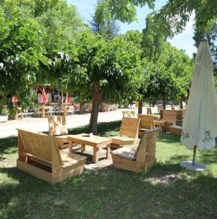 Espace détente ombragée avec salon de jardin