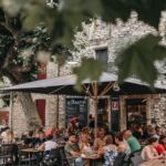 Photo terrasse sous les platanes