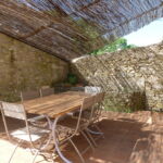 Terrasse ombragée avec table et chaises