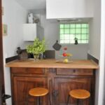 Bar avec chaise séparant la cuisine du salon