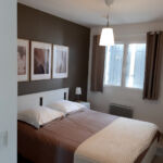 Chambre beige avec lit double