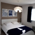Chambre bleue avec lit double