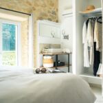 Chambre avec lit double et dressing