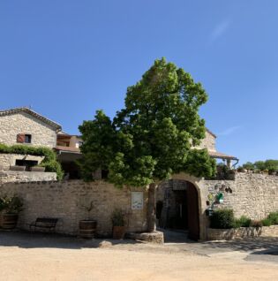 Vue sur la bâtisse du Mas de Linde