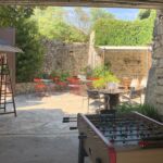 Terrasse du restaurant avec billard