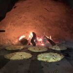 Pizzas cuites dans le four à pain