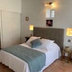 Chambre avec lit double