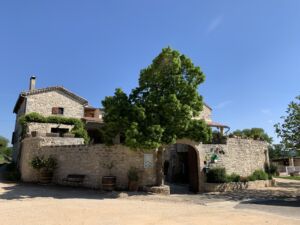 Entrée du Mas de Linde