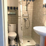 Salle d'eau avec douche et WC