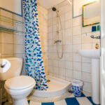 Salle d'eau avec douche et toilette