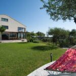 Vue de la villa avec son jardin