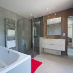 Salle de bain spacieuse avec baignoire