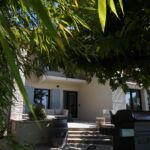 Entrée de la villa ombragée avec barbecue