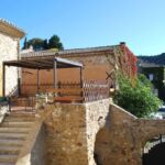 Accès à la chambre avec une grande terrasse ombragée