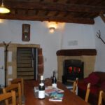Séjour du gîte avec une cheminée