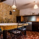 Cuisine équipée de l'appartement avec coin repas