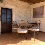 Terrasse couverte avec table et chaises