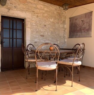 Terrasse couverte avec table et chaises