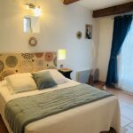 Chambre avec lit double