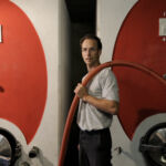 Gilles Chinieu le vigneron du domaine est dans la cave de vinification
