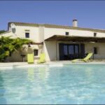 Vue générale de la maison avec piscine et jardin