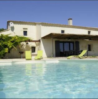 Vue générale de la maison avec piscine et jardin