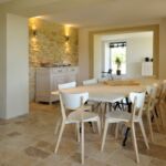 Coin repas ouverte sur la cuisine