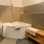 Salle de bain avec baignoire d'angle