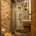 Salle d'eau avec douche et WC