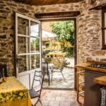 Cuisine de la Maisonnette avec accès direct sur la terrasse