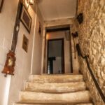 Escalier donnant accès à l'étage où se trouve les chambres