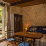 Pièce de vie vue sur le lit double donnant accès à la terrasse