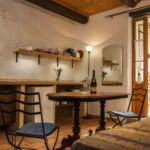 Pièce de vie vue sur la cuisine donnant accès à la terrasse
