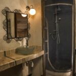 Salle d'eau avec douche