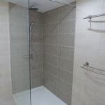 Salle d'eau avec douche