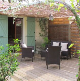 Terrasse ombragée avec salon de jardin