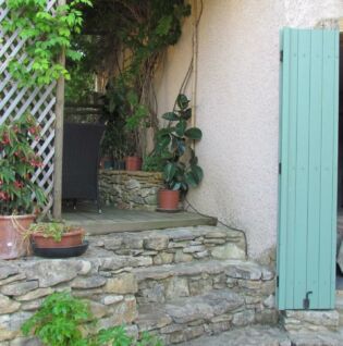 Entrée indépendante de la chambre d'hôtes qui jouxte la terrasse privative ombragée