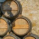 Plusieurs tonneaux de vin