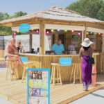 Espace rafraichissement au bord de la piscine