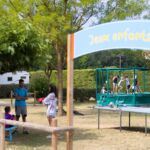 Espace jeux enfants avec trampoline et ping-pong