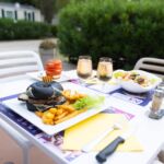 Table du restaurant avec plats cuisinés