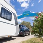 Arrivée d'une caravane au Camping Paradis Les Amarines