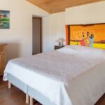 Chambre verte avec lit double