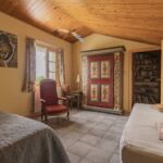 Chambre avec lit double et 2 lits simples