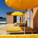 Terrasse de la piscine avec transats