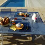 Petit-déjeuner en terrasse