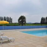 Vue sur la piscine et l'environnement calme